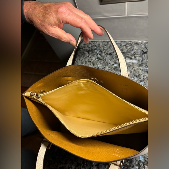 NWT! Coach Mollie 25 Tote. - Picture 6 of 7